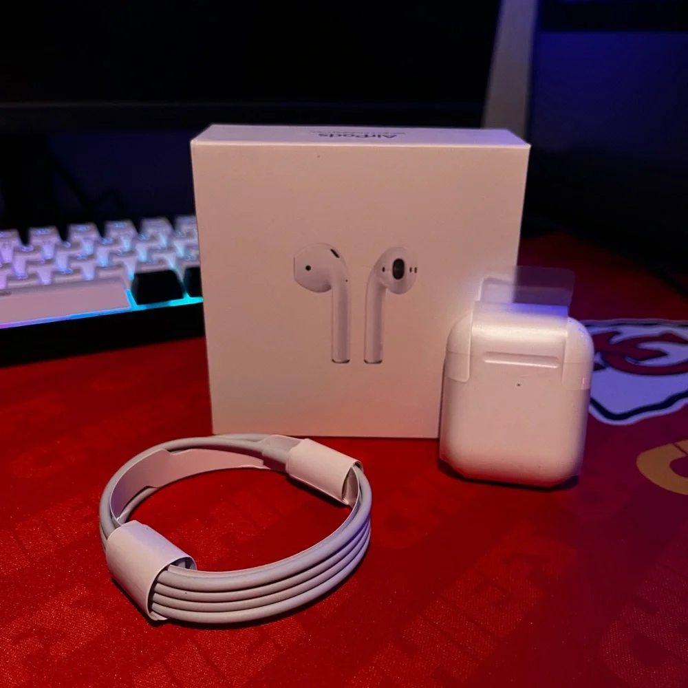 Apple White AirPods Wireless Headset